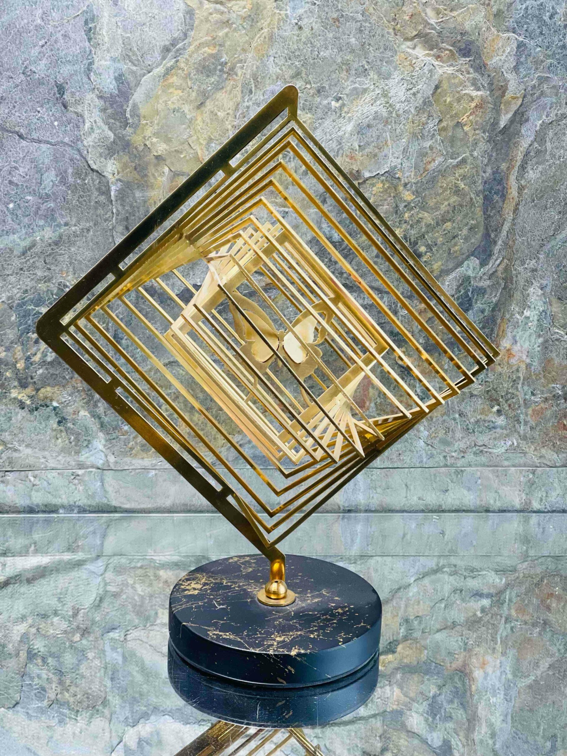 Statue Géométrique en Métal