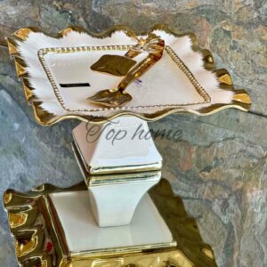 Luxueux plat de présentation sur pied en porcelaine