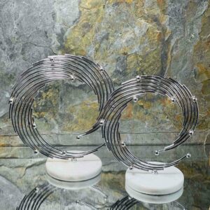 Ensemble de deux sculptures décoratives avec support en marbre