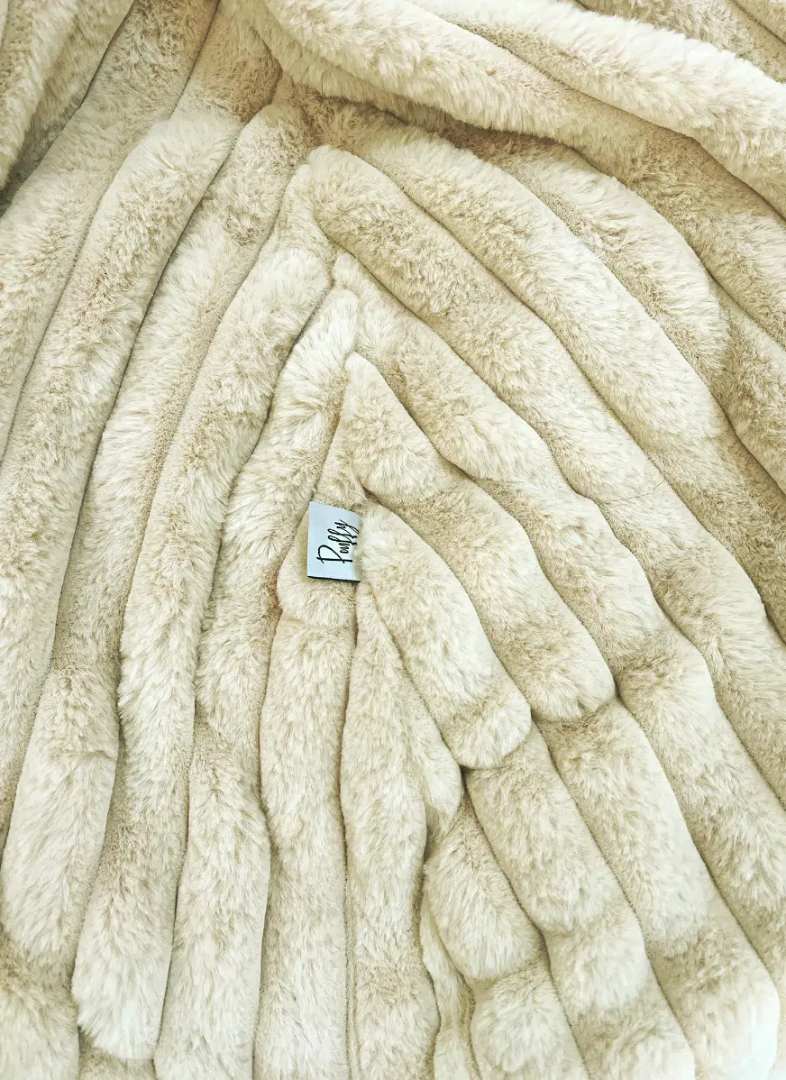 POUF TOUAREG FOURRURE COTELÉE 100*70 – BEIGE