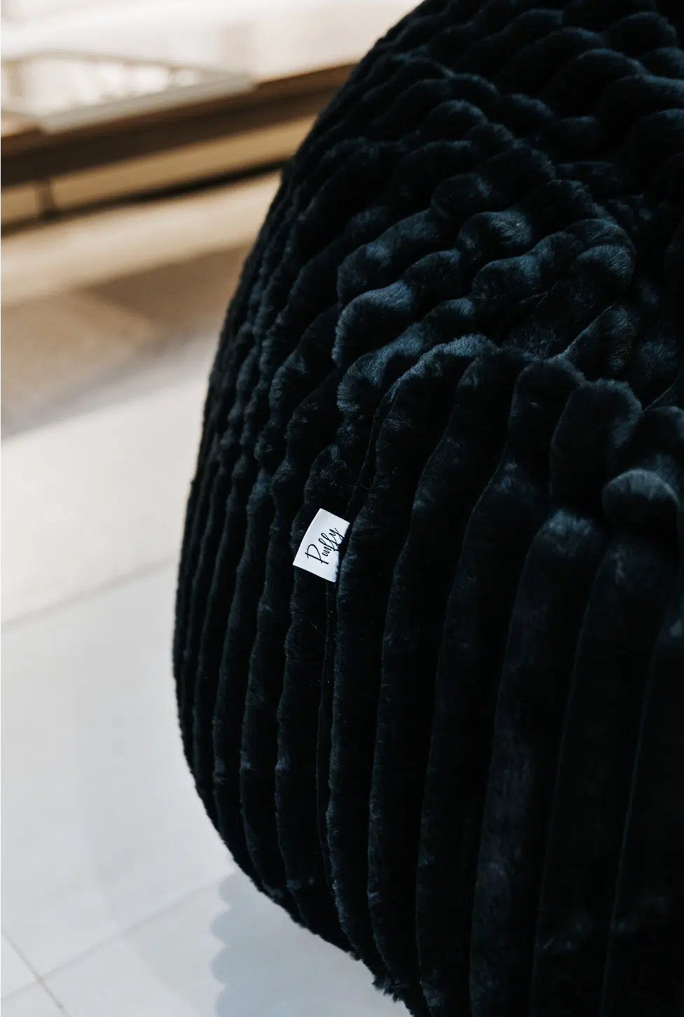 POUF TOUAREG FOURRURE COTELÉE 100*70 - NOIR